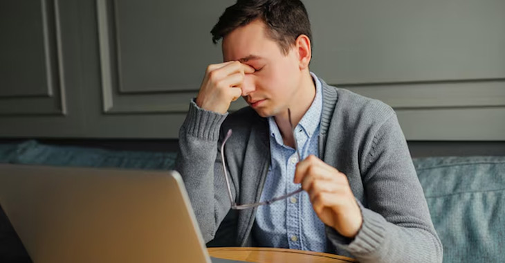 Social media clips on smartphones for just 1 hour can wear your eyes out: Study